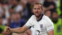 Penyerang Inggris, Harry Kane melakukan selebrasi setelah memenangkan pertandingan semifinal Euro 2024 melawan Belanda di BVB Stadion di Dortmund pada 10 Juli 2024. Di Euro 2024, Harry Kane berhasil mencetak tiga gol. Harry Kane berpeluang meraih gelar pencetak gol terbanyak mengingat Inggris akan berlaga di final Euro 2024 melawan Spanyol. (Adrian DENNIS/AFP)