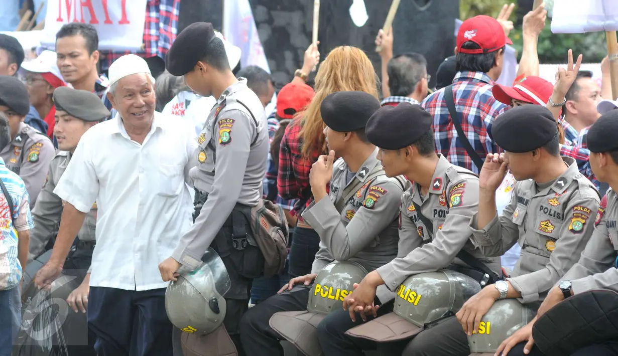 Petugas polisi berbincang dengan pengunjung sidang lanjutan Basuki Tjahaja Purnama (Ahok) di Gedung Kementerian Pertanian, Jakarta, Selasa (3/1). Sedikitnya 2.500 personel kepolisian disiagakan di lokasi sidang keempat itu. (Liputan6.com/Helmi Afandi)