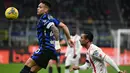 Penyerang Inter Milan, Lautaro Martinez (kiri) berebut bola atas dengan pemain Monza pada pekan ke-28 Serie A Italia di Stadion Giuseppe Meazza, Milan pada 8 Maret 2025 waktu setempat atau Minggu (9/3/2025) dini hari WIB. (Isabella BONOTTO/AFP)