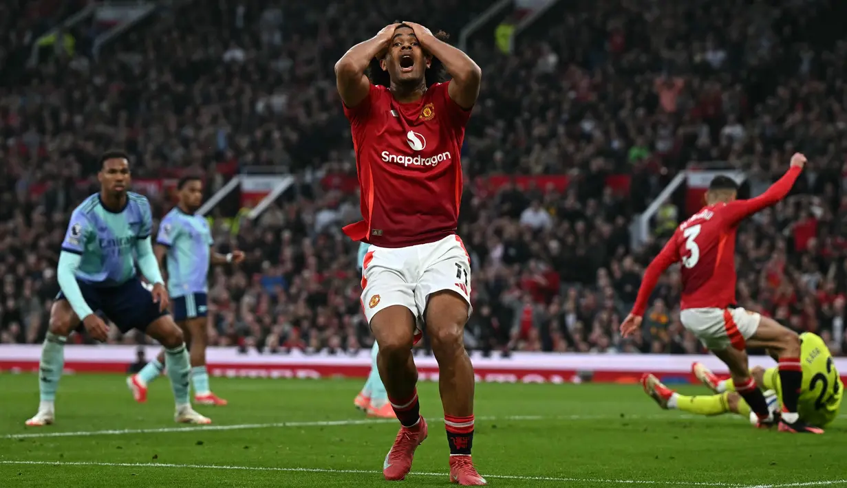 Pemain depan Manchester United, Joshua Zirkzee (tengah) bereaksi terhadap peluang yang gagal saat laga pekan ke-28 Premier League 2024/2025 melawan Arsenal di Stadion Old Trafford pada 9 Maret 2025. (Paul ELLIS/AFP)