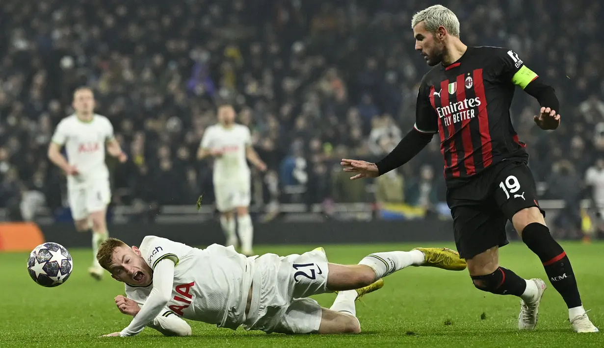 <p>Pemain Tottenham Hotspur, Dejan Kulusevski (kiri) terjatuh saat berduel dengan pemain AC Milan, Theo Hernandez pada laga leg kedua 16 besar Liga Champions 2022/2023 yang berlangsung di Tottenham Hotspur Stadium, London, Kamis (09/03/2023) WIB. Rossoneri berhasil melaju ke babak perempat final setelah unggul dengan agregat 1-0. (AFP/Justin Tallis)</p>