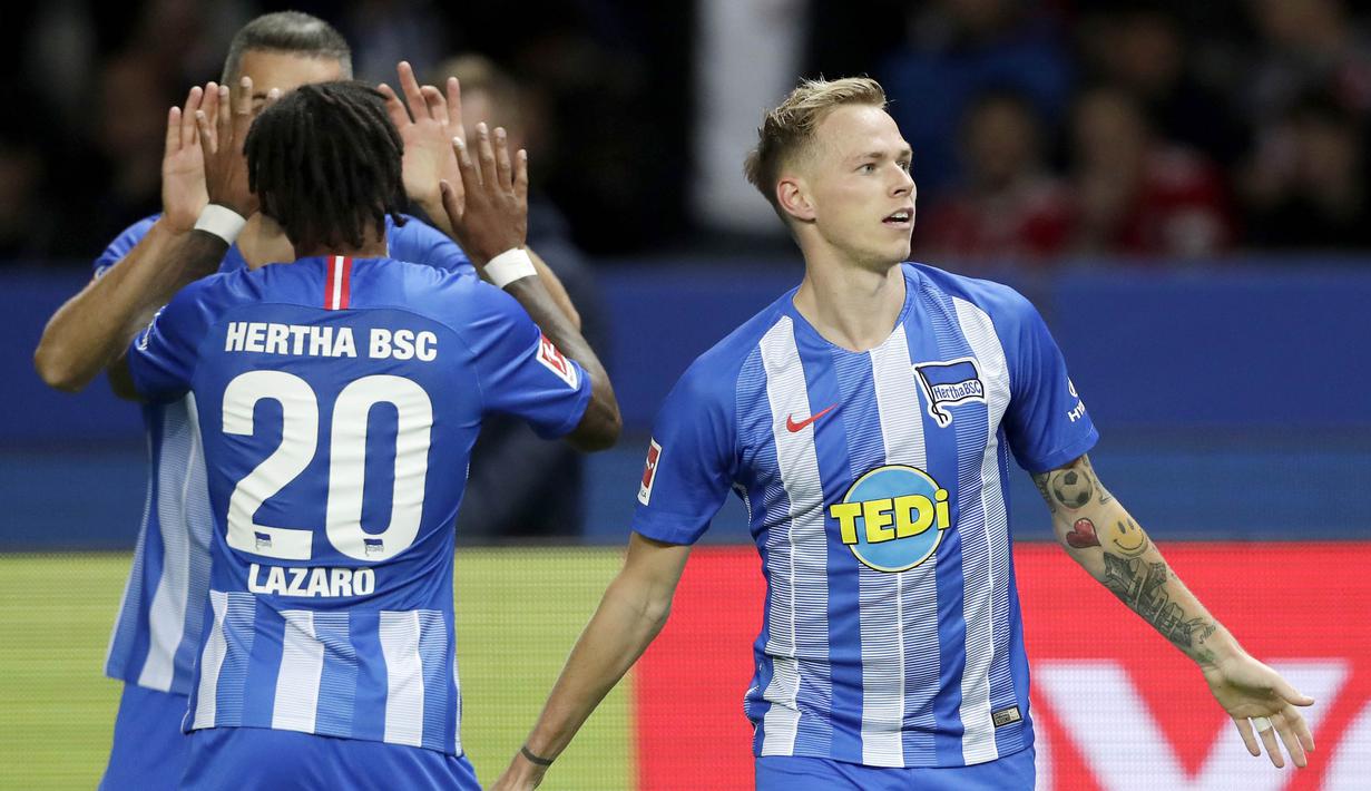 Para pemain Hertha Berlin merayakan gol yang dicetak oleh Ondrej Duda ke gawang Bayern Munich pada laga Bundesliga di Olympiastadion, Berlin, Sabtu (29/8/2018). Hertha Berlin menang 2-0 atas Bayern Munich. (AP/Michael Sohn)