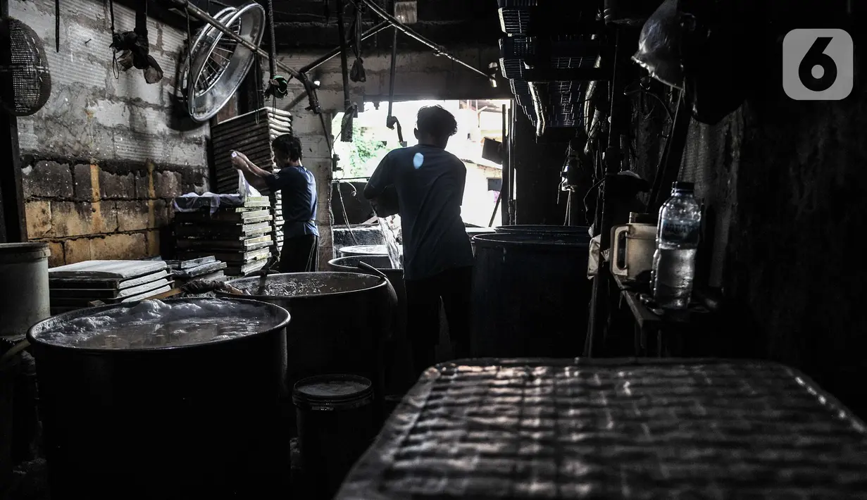 Pekerja saat menyelesaikan pembuatan tahu di salah satu industri rumahan kawasan Mampang, Jakarta, Minggu (30/8/2020). Covid-19 menyebabkan produksi tahu di industri rumahan menurun drastis dibandingkan sebelum merebaknya pandemi. (merdeka.com/Iqbal S. Nugroho)