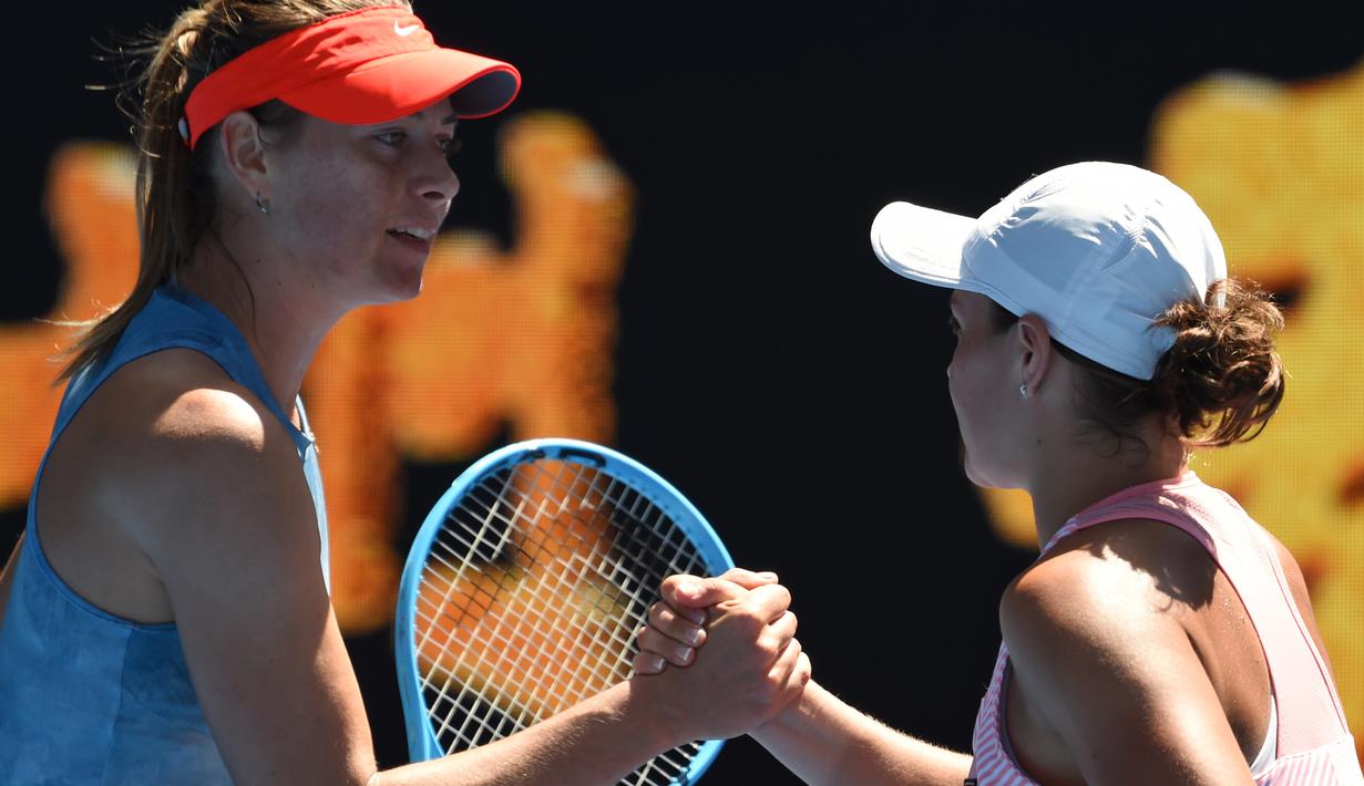 Petenis Rusia Maria Sharapova bersalaman dengan Ashleigh Barty dari Australia usai pertandingan pada babak keempat Australia Terbuka 2019 di Melbourne, Australia (20/1). Sharapova kalah 4-6 6-1 6-4. (AFP Photo/Greg Wood)