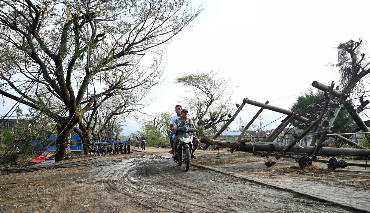 <p>Angin topan telah menghantam pantai Bangladesh dan Myanmar dengan kekuatan badai setara kategori lima. (Photo by Sai Aung MAIN / AFP)</p>
