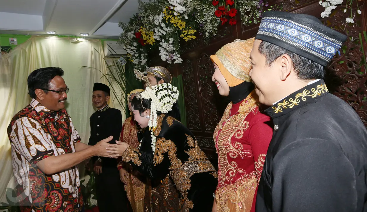 Cawagub DKI Jakarta Djarot Saiful Hidayat memberi ucapan selamat kepada pengantin di Petogogan I, Jakarta Selatan, Minggu (11/12). Djarot berpesan kepada warga untuk menjaga kebersihan dan lingkungan. (Liputan6.com/Fery Pradolo)
