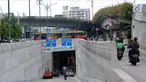 Pengendara melintas di sisi jalur masuk terowongan atau underpass Matraman, Jakarta, Jumat (6/4). Pemprov DKI Jakarta berencana melakukan uji coba lalu lintas di terowongan Matraman pada 10 April mendatang. (Liputan6.com/Helmi Fithriansyah)