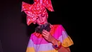 Model memegang masker sebelum peragaan busana perancang Agatha Ruiz de la Prada dalam Mercedes-Benz Fashion Week di Madrid, Spanyol, Kamis (10/9/2020). Acara yang digelar di tengah pandemi COVID-19 berlangsung pada 10-13 September 2020 dengan menerapkan protokol kesehatan. (AP Photo/Bernat Armangue)