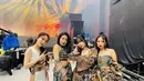 Personil Mamamoo tampil dengan batik yang distyling menjadi berbagai model yang unik dan kreatif. [Twitter/@ddongbyullie]