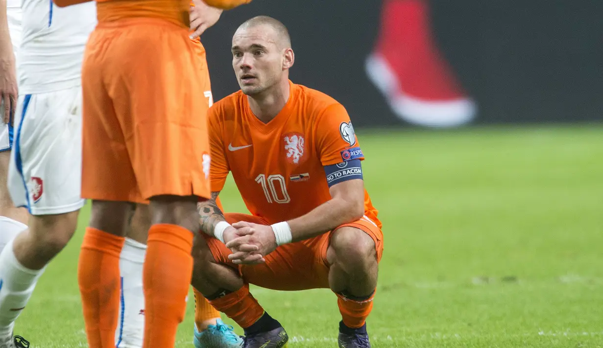 Gelandang  Belanda Wesley Sneijder tampak lesu setelah mengetahui timnya kalah dan gagal lolos selama pertandingan Grup A kualifikasi Euro 2016 di Amsterdam, Belanda, Rabu (14/10/2015). Belanda kalah dengan skor  2-3. (REUTERS/Toussaint Kluiters)