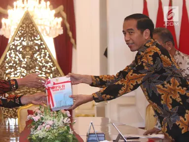 Presiden Joko Widodo (Jokowi) menerima Laporan Ikhtisar Hasil Pemeriksaan Semester (IHPS) II Tahun 2017 yang diberikan Ketua Badan Pemeriksa Keuangan (BPK) Moermahadi Soerja Djanegara di Istana Merdeka, Jakarta, Kamis (5/4). (Liputan6.com/Angga Yuniar)