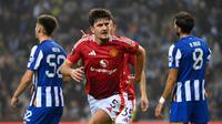 Jelang akhir pertandingan, aksi Harry Maguire berhasil membobol pertahanan FC Porto pada menit ke-90+1. Gol Harry Maguire menjadi penyeimbang sekaligus menyelamatkan Manchester United dari kekalahan. (MIGUEL RIOPA/AFP)