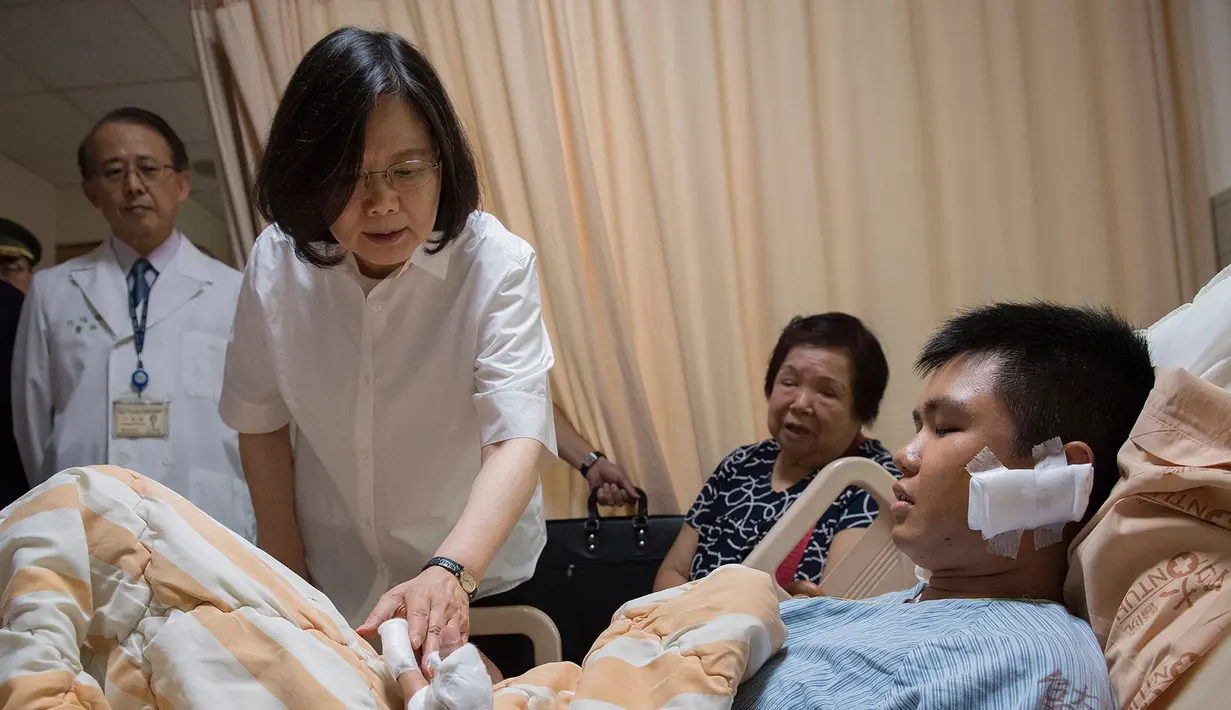 Presiden Taiwan Tsai Ing-wen mengunjungi seorang penjaga militer yang terluka akibat diserang oleh seorang pria pembawa pedang samurai saat dia menjaga Gedung Presiden, di Taipei, Taiwan (18/8). (Taiwan's Presidential Office via AP)