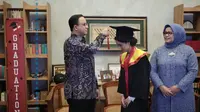 Gubernur DKI Jakarta Anies mengikuti proses wisuda anaknya. (Foto: Instagram Anies Baswedan).