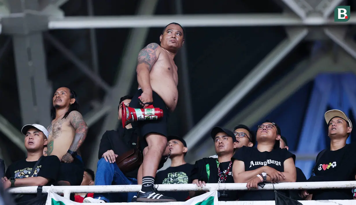 Pentolan Bondho Nekat atau Bonek, Cak Tessy, memimpin langsung suporter Persebaya saat bertandang ke markas Persija Jakarta pada laga BRI Liga 1 di Stadion Utama Gelora Bung Karno (SUGBK), Jakarta.(Bola.com/M Iqbal Ichsan)