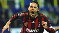 AC Milan&#039;s Filippo Inzaghi celebrates after scoring the equalising goal to make it 2-2 during their UEFA Group E match against Portsmouth at Fratton Park on November 27, 2008 . AFP PHOTO/CARL DE SOUZA