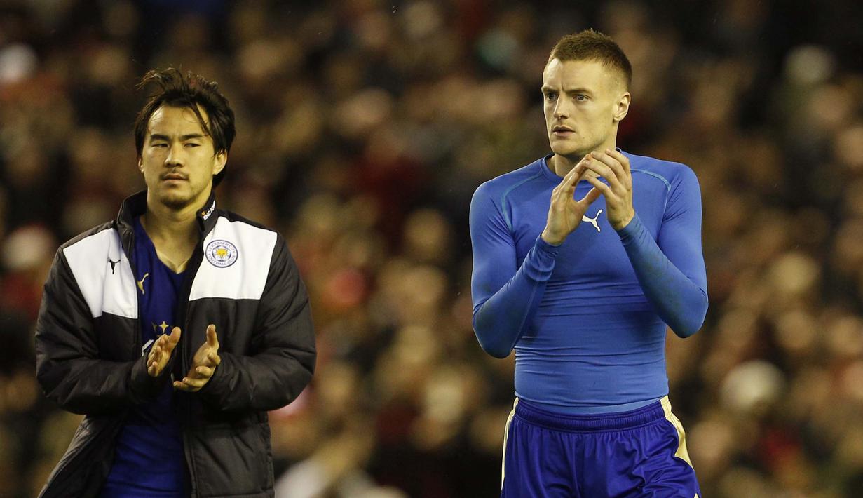 Pemain Leicester City, Jamie Vardy dan Shinji Okazaki memberikan tepuk tangan kepada penonton usai kalah dari Liverpool 0-1 pada liga Premier Inggris di Stadion Anfield, Liverpool, Sabtu (26/12/2015). (Reuters/Craig Brough)