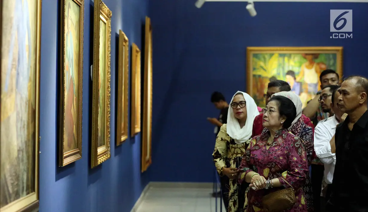 Presiden RI ke-5 Megawati Soekarnoputri melihat salah satu lukisan pada pameran lukisan koleksi Istana di Galeri Nasional, Jakarta, Kamis (10/8). Pameran bertema Senandung Ibu Pertiwi tersebut menyajikan 48 karya dari 41 perupa. (Liputan6.com/Johan Tallo)