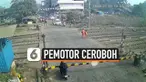 Tak sabar ingin segera melintas, seorang pemotor yang ceroboh malah menabrak palang perlintasan kereta api.