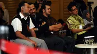 Disela-sela diskusi yang diadakan di gedung KPK Jakarta pada Rabu 19 Maret 2014, sesekali terlihat kedua pimpinan KPK (Bambang Widjojanto dan Abraham Samad) berbincang akrab. (Liputan6.com/Helmi Fithriansyah)
