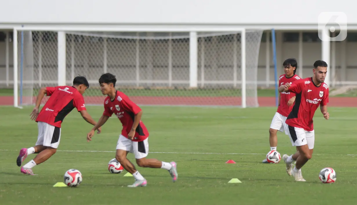 Latihan ini menjadi langkah awal skuad Garuda Muda untuk membangun kekompakan tim sebelum terjun ke turnamen yang akan digelar di Stadion Patriot Chandrabaga, Bekasi dan Stadion Utama Gelora Bung Karno, Jakarta pada 14-29 Juli 2025 mendatang. (Liputan6.com/Helmi Fithriansyah)