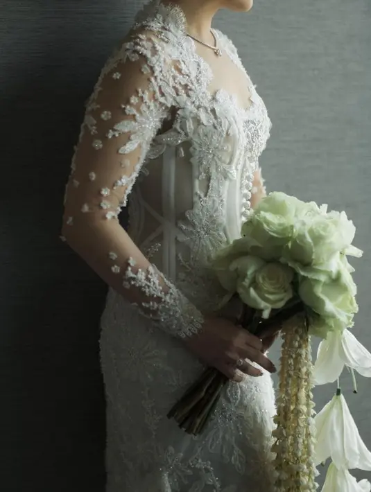 Begitu juga dengan kalung dan buket bunga mawar putih yang dihiasi ronce melati. [Foto: @mordenco]