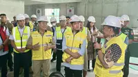 Wapres Gibran Rakabuming Raka meninjau pengerjaan jalur Lintas Raya Terpadu (LRT) Fase 1B Velodrome-Manggarai sepanjang 6.4 KM, Selasa (22/10/2024). (Liputan6.com/ Delvira Hutabarat)