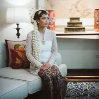 Adinia Wirasti melepas masa lajang di tahun 2023, ia juga memilih mengenakan kebaya putih lengan panjang dipadukan bros dan kain batik sebagai bawahannya, lengkap dengan sanggul klasuk Jawa dan ronce melatinya. [@adiniawrst]