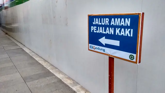 Jalur aman pejalan kaki di area revitalisasi TIM