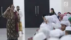 Aktris Jajang C. Noer saat menjadi pembicara dalam diskusi Kebangsaan di Masjid Raya KH Hasyim Ashari, Jakarta, Rabu (09/8). Diskusi kebangsaan di hadiri ratusan santri dan santriwati. (Liputan6.com/Herman Zakharia)