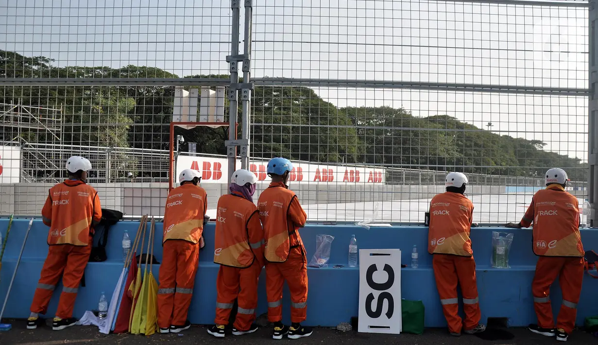 Marshall saat bertugas selama berlangsung sesi free practice (FP) GulaVit Jakarta E-Prix 2023 di Jakarta International E-Prix Circuit (JIEC), Ancol, Jakarta Utara, Sabtu (3/6/2023). (merdeka.com/Iqbal S. Nugroho)