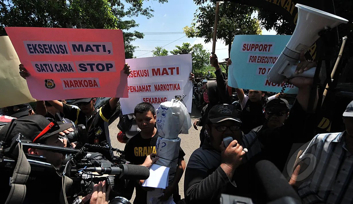 Massa dari Granat (Gerakan Nasional Anti Narkotika) menggelar aksi  demonstrasi di depan pintu masuk Dermaga Wijaya Pura, Cilacap, Jateng, Jumat (6/3). Massa menuntut Kejagung segera mengeksekusi mati gembong narkoba Bali Nine. (Liputan6.com/Johan Tallo)