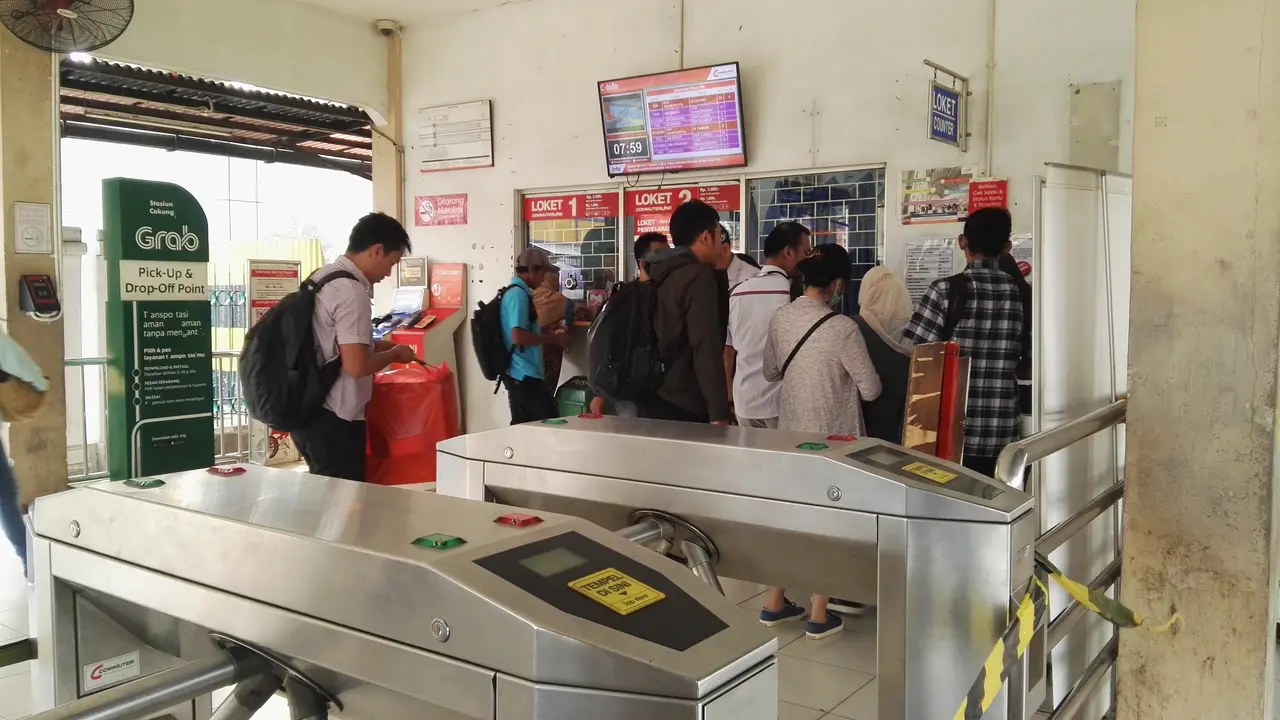 Kondisi antrean di stasiun Cakung (Liputan6.com Tri Mutia Hatta)