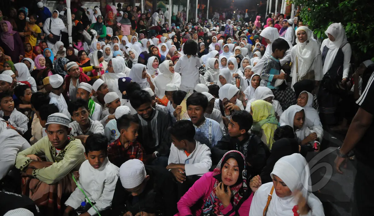 Warga dan penggemar terlihat memadati acara tahlilan tujuh hari kematian Olga Syahputra di kawasan Duren Sawit, Jakarta, Jumat (3/4/2015). Komedian 32 tahun itu meninggal akibat sakit meningitis yang dideritanya. (Liputan6.com/Herman Zakharia)