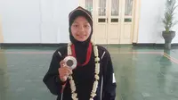 Qonitah Ikhtiar Syakuroh, atlet para badminton asal Kulonprogo, Yogyakarta yang mengukir prestasi gemilang di Paralimpiade 2024 Paris dengan meraih medali perak. (Bola.com/Ana Dewi)