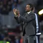 Pelatih Luis Enrique terus menyemangat para pemain Barcelona kala melawan Juventus pada leg kedua perempat final Liga Champions 2016/2017 di Camp Nou. (LLUIS GENE / AFP)