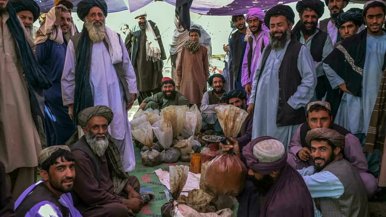 Penjual opium dan pembeli mengobrol tentang teh hijau di sekitar karung opium dan hashish (BULENT KILIC / AFP)