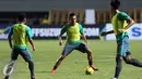 Pemain Timnas Indonesia, Ferdinand Sinaga (tengah) saat latihan jelang laga pertama semifinal Piala AFF 2016 di Stadion Pakansari, Bogor (2/12). Indonesia akan berlaga melawan Vietnam, Sabtu (3/12). (Liputan6.com/Helmi Fithriansyah)