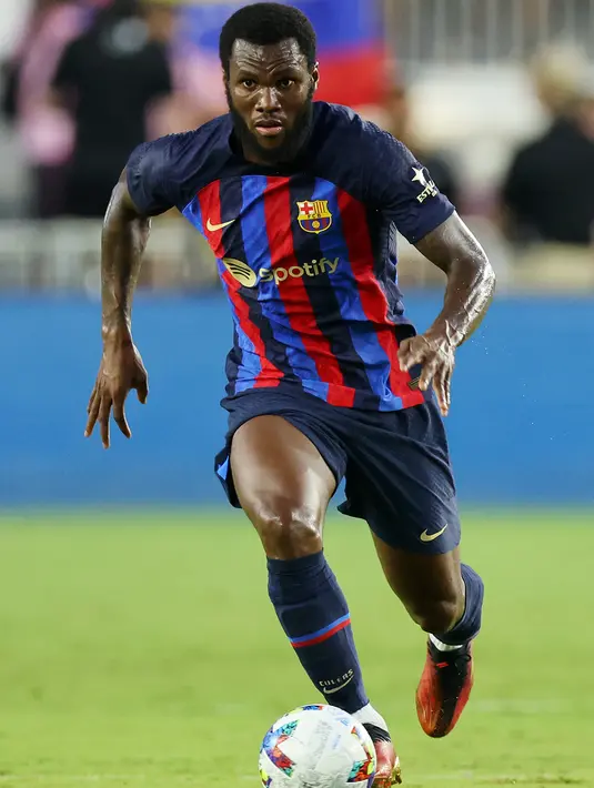 <p>Gelandang Barcelona, Franck Kessie membawa bola saat bertanding melawan Inter Miami FC pada pertandingan persahabatan pramusim di DRV PNK Stadium di Fort Lauderdale, Florida (19/7/2022). Bercelona menang telak atas Inter Miami 6-0. (AFP/Michael Reaves)</p>