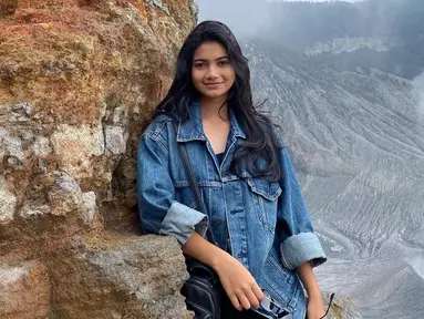 Pemilik nama lengkap Safira Ratu Sofya ini memang lebih sering tampil simpel dan casual. Salah satunya dengan gayanya memakai denim sebagai outer. (Liputan6.com/IG/@ratusfy_)