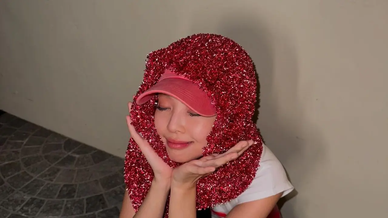 6 Gaya Jennie BLACKPINK Padukan Shimmer Shawl dengan Topi, Bakal Jadi Tren Baru?