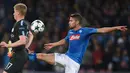 Gelandang Manchester City, Kevin De Bruyne berebut bola dengan gelandang Napoli, Jorginho pada matchday keempat Grup F Liga Champions di Stadion San Paolo, Kamis (2/11). City memenangi duel sengit melawan Napoli dengan skor 4-2. (Filippo MONTEFORTE/AFP)