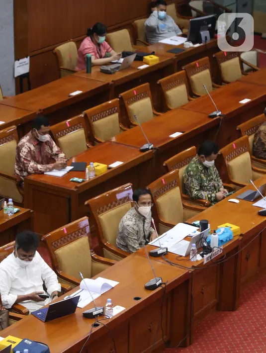 Menteri Pendidikan Nadiem Makarim saat rapat dengan Komisi X DPR, di Senayan, Jakarta, Kamis (18/3/2021). Dalam rapat teresebut membahas persiapan pembelajaran tatap muka kembali dan penerimaan mahasiswa baru 2021. (Liputan6.com/Angga Yuniar)
