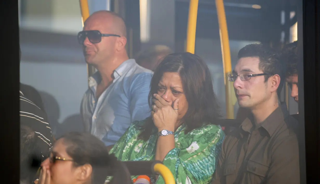 Keluarga penumpang pesawat Boeing 777 MH-17 terlihat menangis di Bandara Schiphol, Belanda, Kamis (17/7/14). (REUTERS/Cris Toala Olivares)