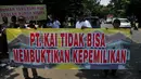 Warga penghuni rumah negara ini membentangkan spanduk berisi penolakan eksekusi pengosongan rumah yang sudah lama dihuni, Jakarta, (23/9/14). (Liputan6.com/Johan Tallo)