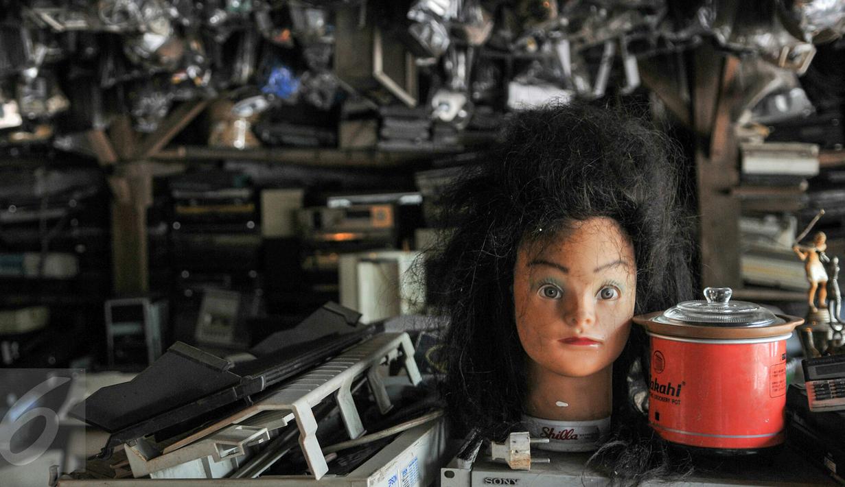 Sejumlah barang rongsok menghiasi setiap sudut ruangan, Depok, Rabu (17/2). Mal Rongsok, begitu sang pemilik memberi nama pada tempat ini. (Liputan6.com/Yoppy Renato)