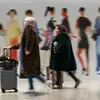 Wisatawan buru-buru menaiki kereta di Penn Station di New York, Kamis, 21 Desember 2023. (AP Photo/Eduardo Munoz Alvarez)
