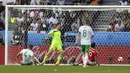 Gareth McAuley. Adalah pencetak gol bunuh diri ke-9 sepanjang sejarah Euro. Saat itu Irlandia berhadapan dengan Wales di laga 16 Besar Euro 2016, 25 Juni 2016. Gol terjadi di menit ke-75 saat skor masih 0-0. Hasil akhir Irlandia kalah 0-1. (Foto: AFP/Miguel Medina)
