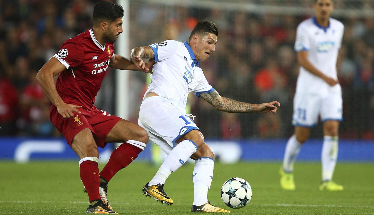 Gelandang Liverpool, Emre Can, berusaha merebut bola dari gelandang Hoffenheim, Steven Zuber, pada laga playoff Liga Champions, di Stadion Anfield, Kamis (24/8/2017). Liverpool menang 4-2 atas Hoffenheim. (AP/Dave Thompson)