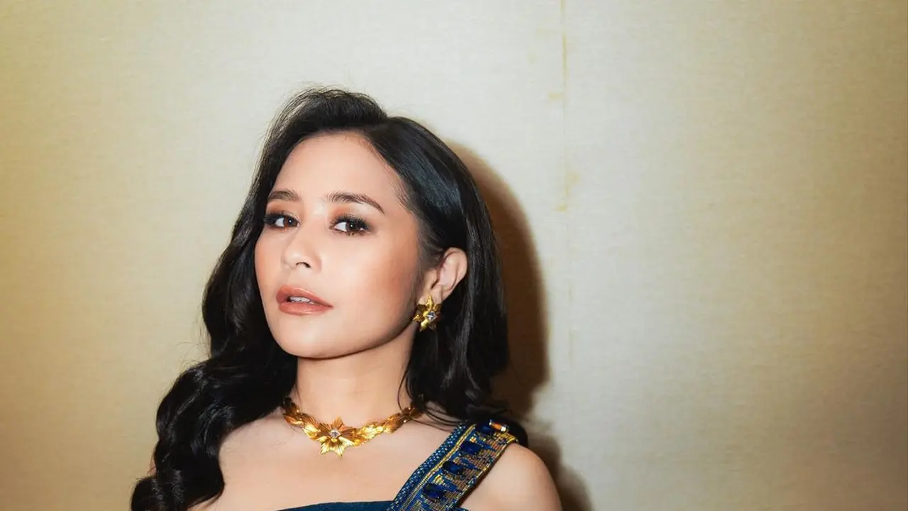 6 Pesona Glamor Prilly Latuconsina dengan Gaun Biru di Premiere Film Budi Pekerti